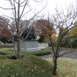 銅像と庭