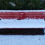 雪の積もったベンチ