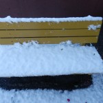 雪の積もったベンチ